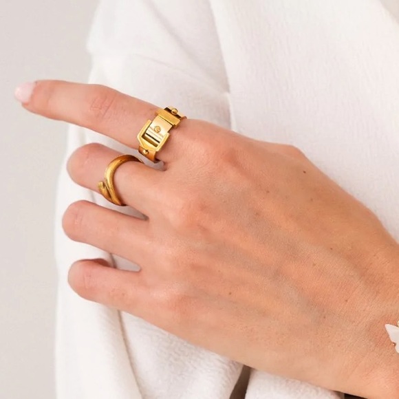 Jewelry - Waterproof gold plated buckle ring